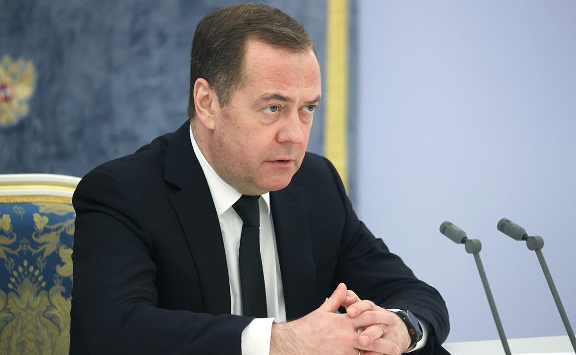 Медведев призвал превратить жизнь Запада в кошмар после новых санкций — РБК