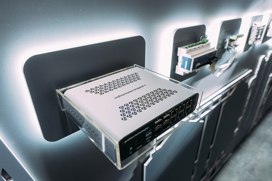 Positive Technologies на своем стенде показывала межсетевой экран нового поколения PT NGFW, о котором глава компании Денис Баранов недавно рассказал президенту России Владимиру Путину на встрече предпринимателей. Основная задача межсетевых экранов нового поколения&nbsp;&mdash; защита интранета&nbsp;предприятий от проникновения хакеров.