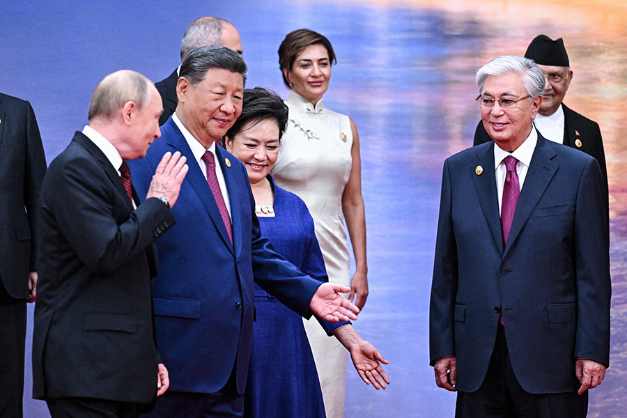 Путин, Си Цзиньпин с супругой Пэн Лиюань и президент Казахстана Касым Жомарт-Токаев&nbsp;после церемонии совместного фотографирования глав государств&nbsp;&mdash; членов ШОС в Тяньцзине.