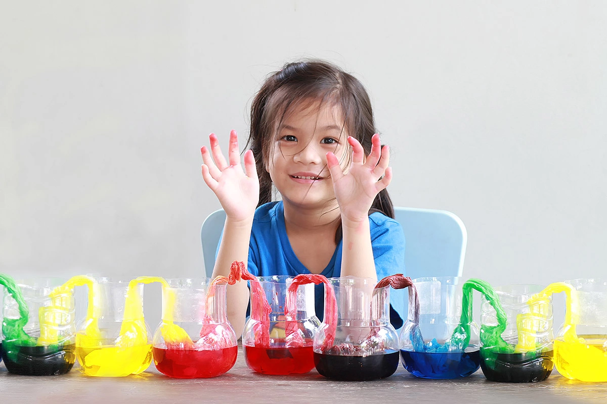 Красочный эксперимент показывает, как капиллярное действие заставляет воду двигаться против силы тяжести