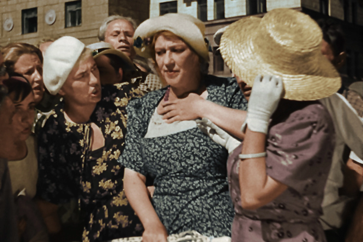 Фаина Раневская в роли Ляли (в центре) в фильме «Подкидыш» (1939)