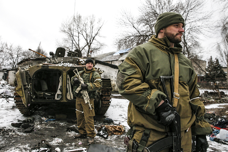 Ополченцы у подбитой во время атаки Углегорска боевой машины.
