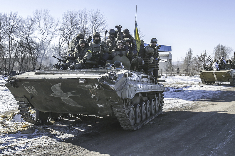 Украинские войска покидают город Дебальцево Донецкой области.
