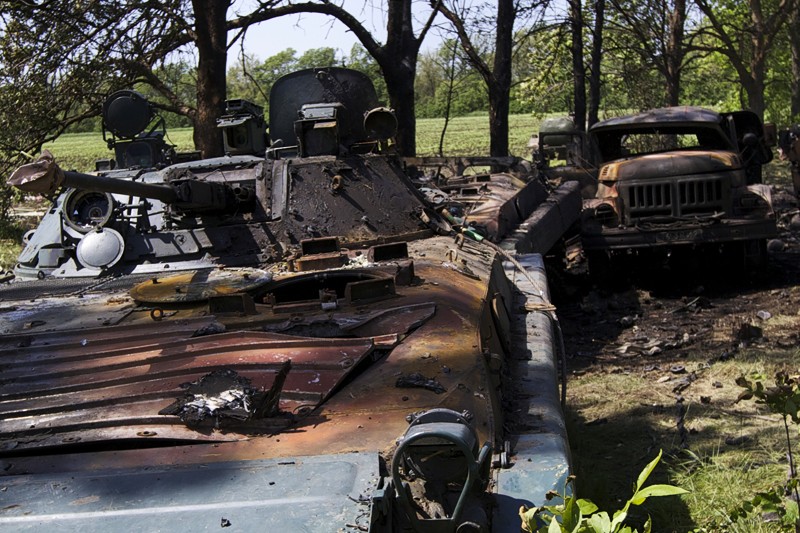 БТР и грузовик около села Благодатное в Донецкой области, где произошло вооруженное столкновение. 
