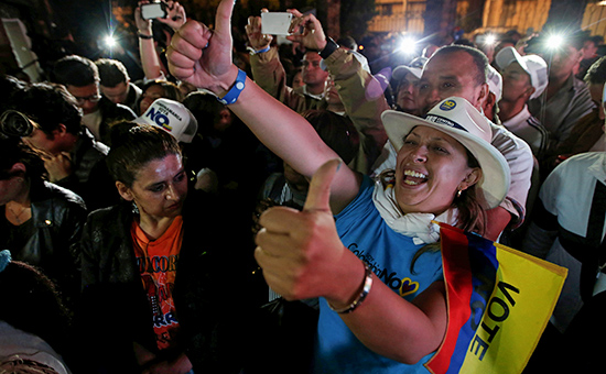Противники мирного соглашения празднуют победу на референдуме в Колумбии в Боготе




&nbsp;
