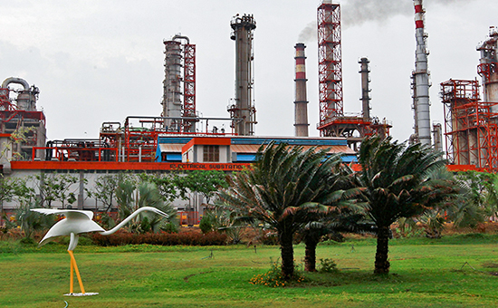 Нефтеперерабатывающий завод Essar Oil в западном штате Гуджарат, Индия


