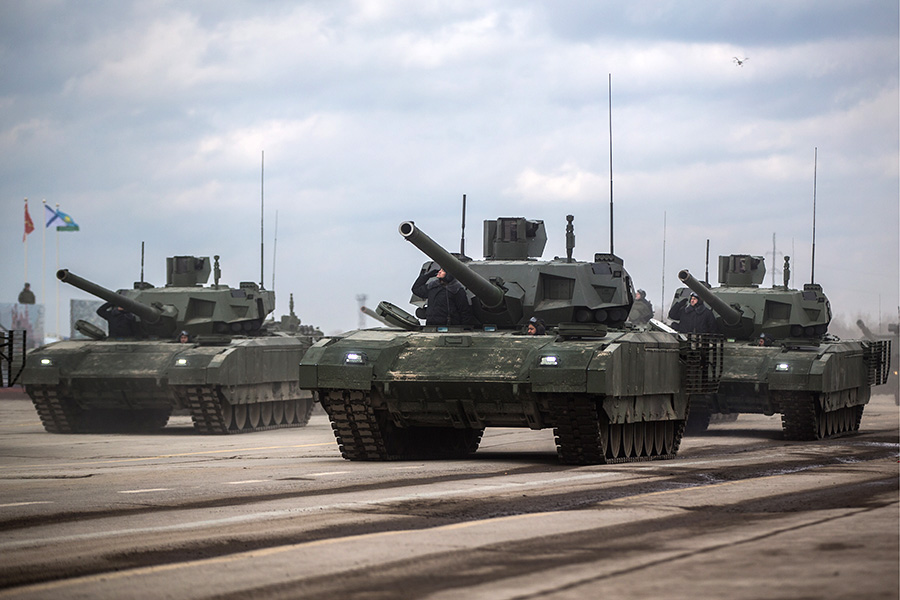 Танк Т-14 &laquo;Армата&raquo;&nbsp;&mdash; это новейший танк полностью российской разработки. Впервые был продемонстрирован на&nbsp;параде в&nbsp;2015 году. Его экипаж&nbsp;&mdash;&nbsp;три человека, максимальная скорость&nbsp;&mdash; 90 км/ч, запас хода&nbsp;&mdash; 500&nbsp;км. Танк с&nbsp;панорамным прицелом командира имеет необитаемую башню. Дальность поражения цели&nbsp;&mdash; 7000&nbsp;м.
