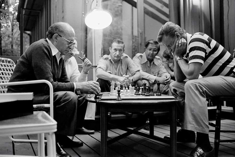 Збигнев Бжезинский во&nbsp;время игры в&nbsp;шахматы с&nbsp;премьер-министром Израиля Менахемом Бегином (крайний слева)
