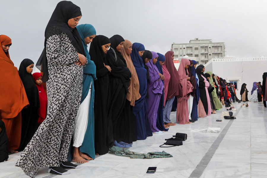 Мусульмане молятся в новой мечети в Могадишо, столице Сомали