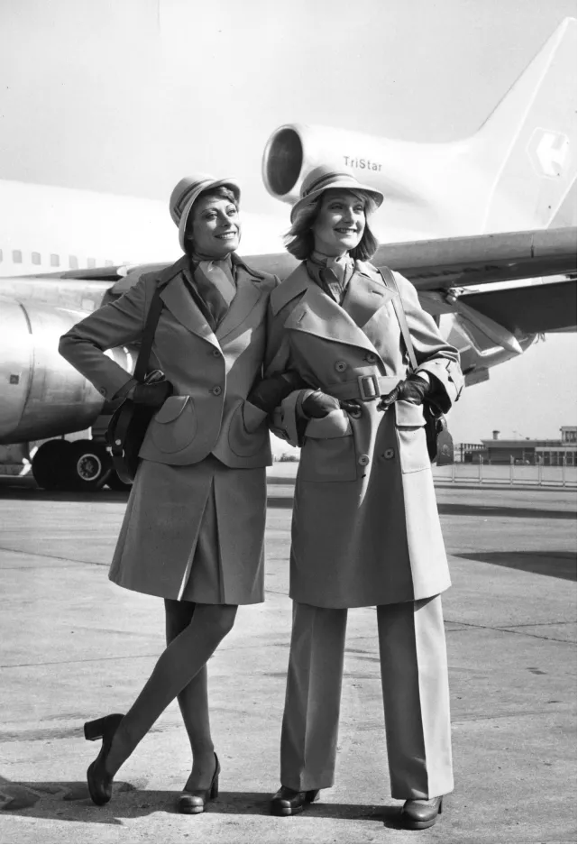 <p>Дизайнера&nbsp;Мари Куант считают создательницей мини-юбки. Тем не менее бортпроводницам она предложила носить брюки. На фото &mdash; две модели в дизайнерской униформе в аэропорту Бедфордшира в 1973 году&nbsp;</p>