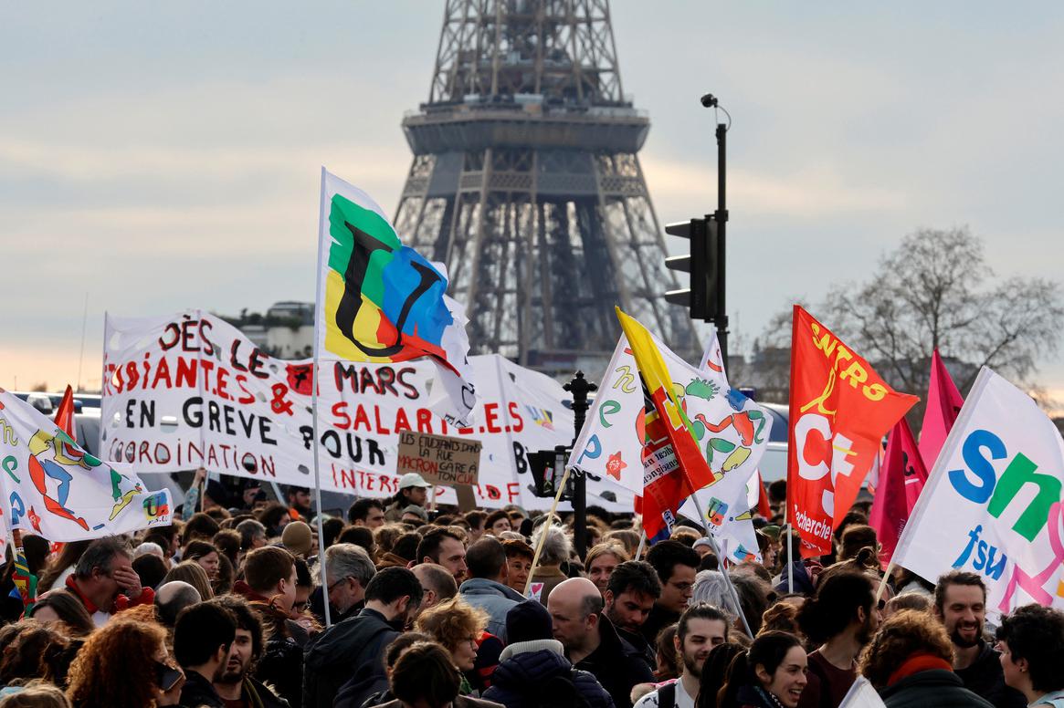 Франция официально закрепила право на аборт в Конституции