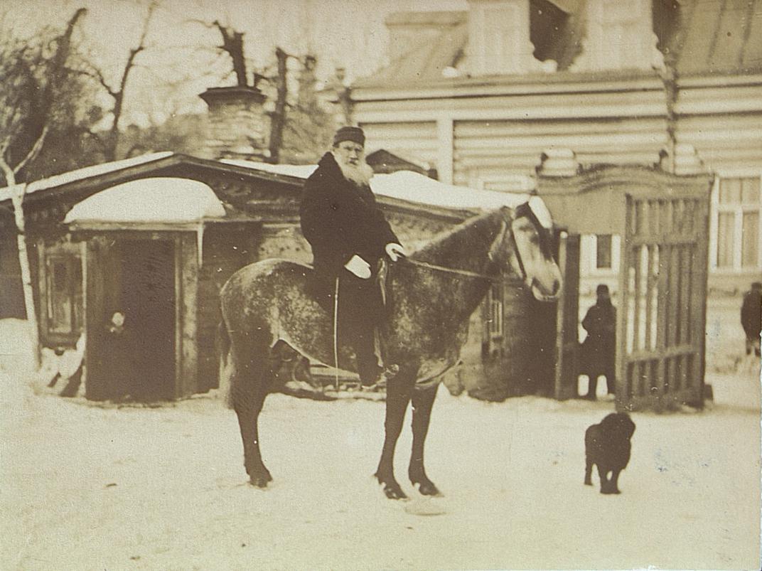 Л.Н. Толстой верхом во дворе усадьбы в Хамовниках, 1898 г. Фотография С.А. Толстой