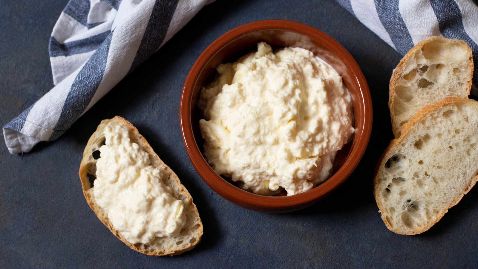 Каймак — это молочный продукт, который получают из собранных с поверхности топленого или парного молока сливок