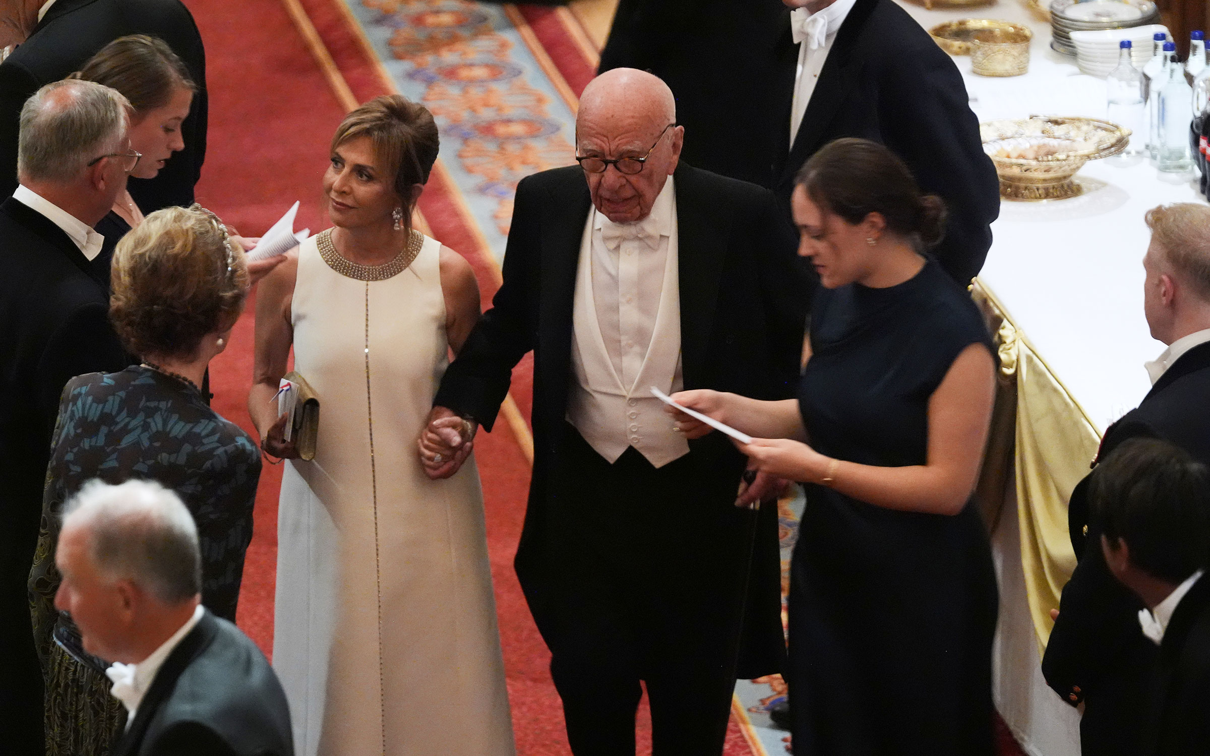 За столом с американским президентом сидел медиамагнат Руперт Мердок. В июле Трамп подал иск к принадлежащей Мердоку The Wall Street Journal за публикацию якобы поддельной открытки, отправленной Трампом Эпштейну.