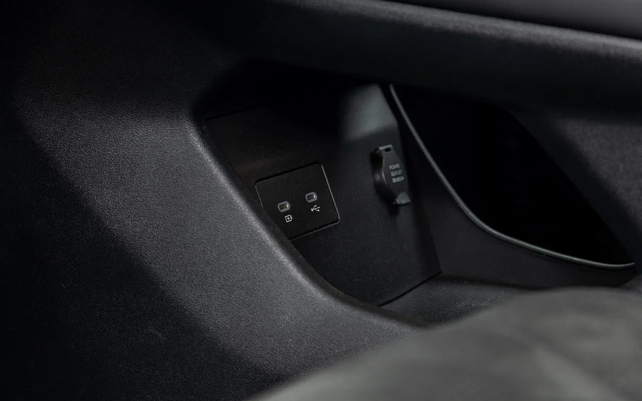 На первом ярусе центральной консоли в Geely Monjaro есть пара разъемов USB и розетка прикуривателя