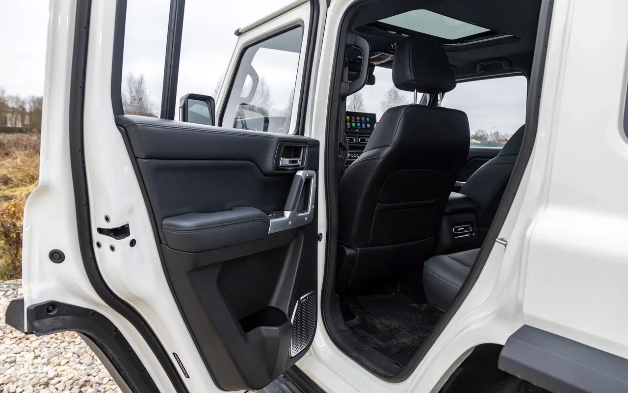 Главная проблема пассажиров второго ряда BAW 212 — процесс посадки-высадки. Дверной проем очень узкий, его почти наполовину перекрывает колесо