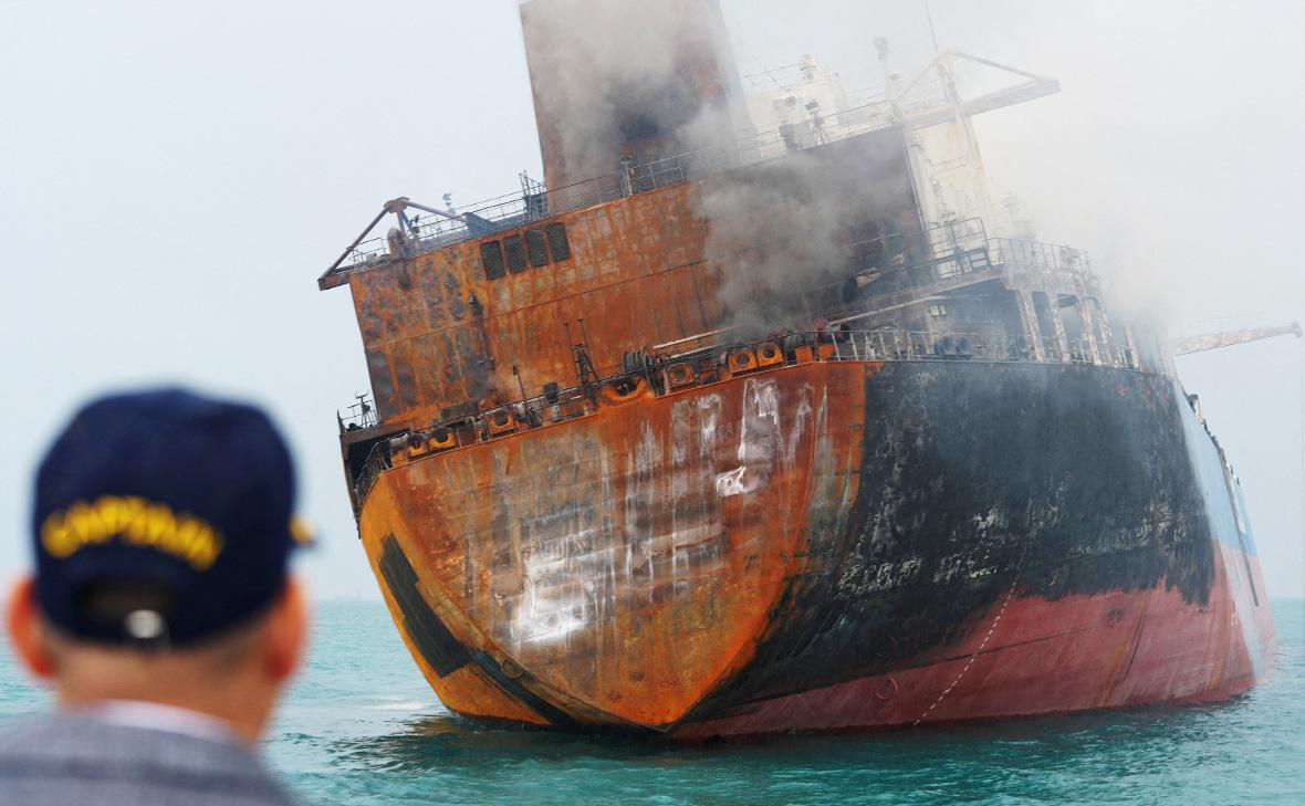 Горящие и тонущие танкеры в Персидском заливе. Фоторепортаж