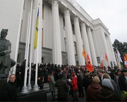 На массовый протест оппозиции власть Украины ответила запретом на любые акции в Киеве