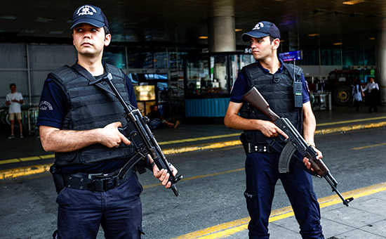 Турецкие полицейские у&nbsp;​аэропорта имени Ататюрка в&nbsp;Стамбуле


