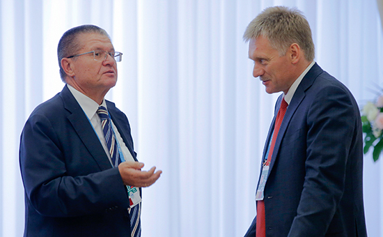 Алексей Улюкаев и&nbsp;пресс-секретарь президента России Дмитрий Песков (слева направо). Июнь 2016 года​


