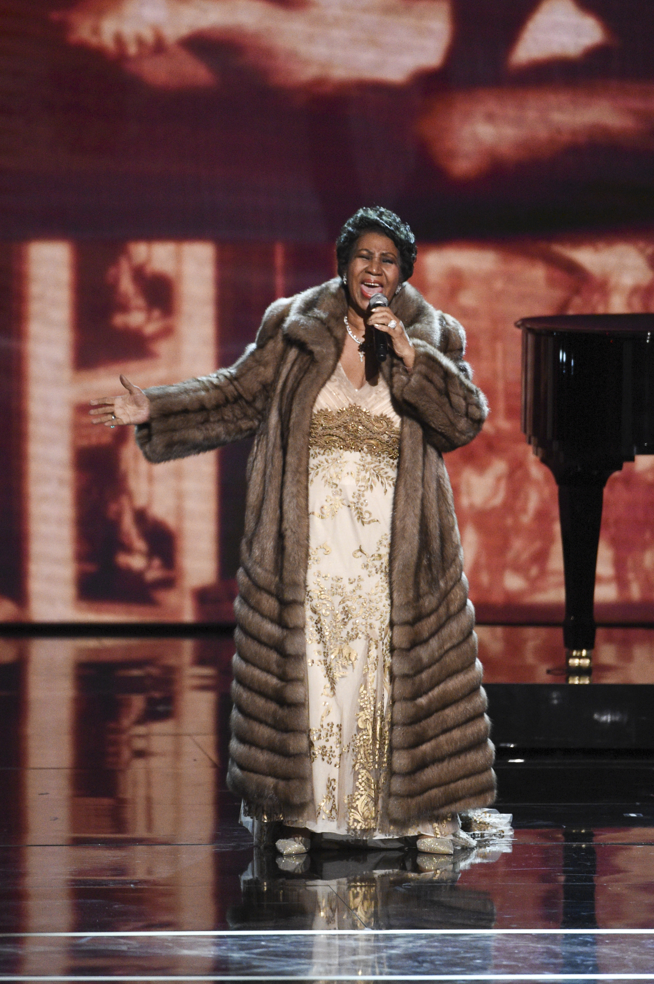 Арета Франклин на церемонии вручения наград&nbsp;Центра исполнительских искусств имени Джона Кеннеди, 6 декабря 2015, Нью-Йорк


