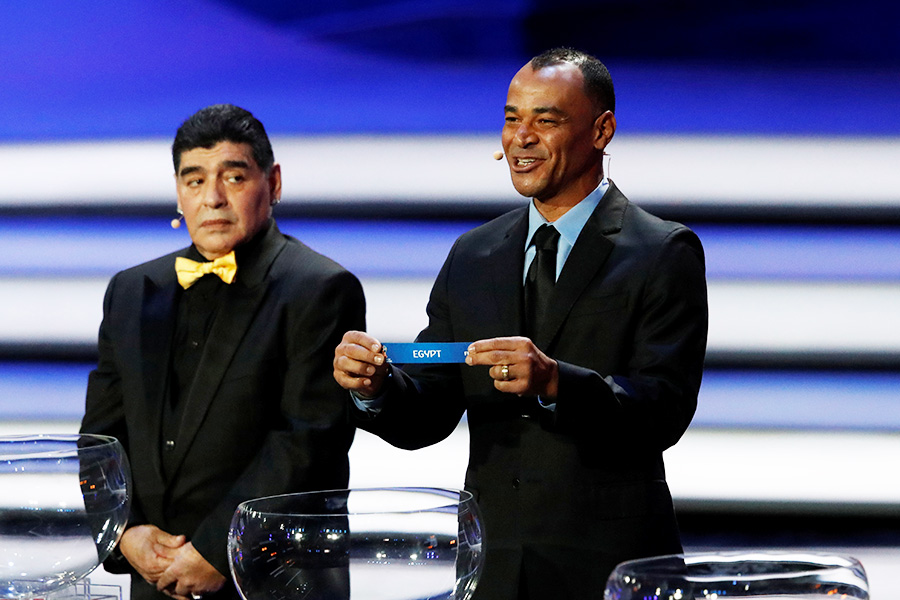 Бразильский футболист Кафу (справа) и Диего Марадона