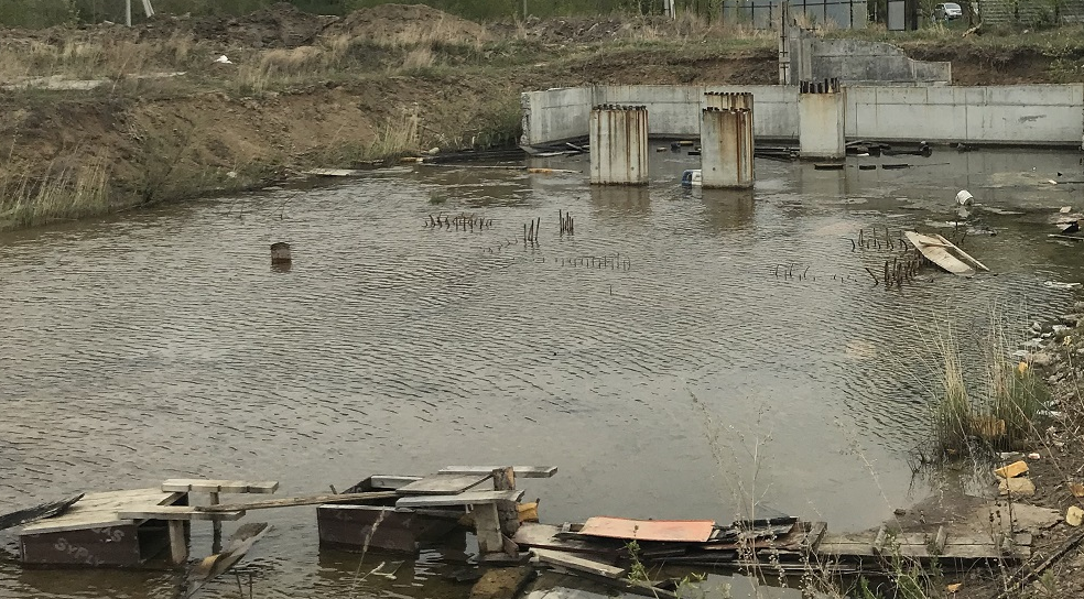 Строительный котлован в городе Обь