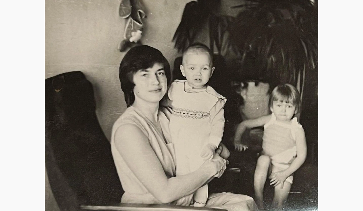 <p>Маленькая Ирина Шейк с матерью и сестрой</p>