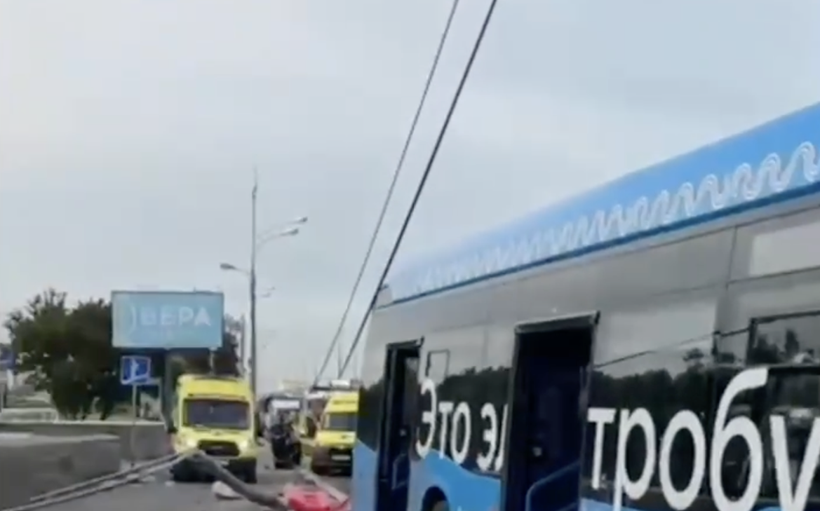 Пострадавшего при столкновении автобусов в Москве ребенка доставили в клинику на вертолете