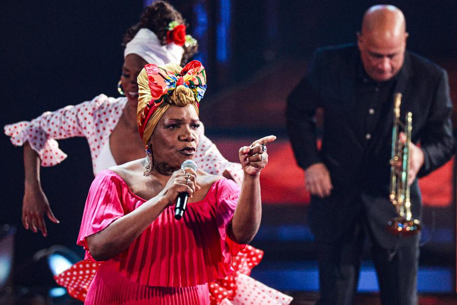 Певица Сулема Иглесиас Саласар, представляющая Кубу на Международном музыкальном конкурсе «Интервидение» 2025, во время выступления в концертном зале «Live Арена»