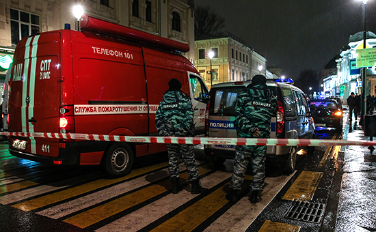 Спецслужбы рядом&nbsp;с&nbsp;местом взрыва гранаты в&nbsp;центре Москвы. Фото: 8 декабря 2015&nbsp;года