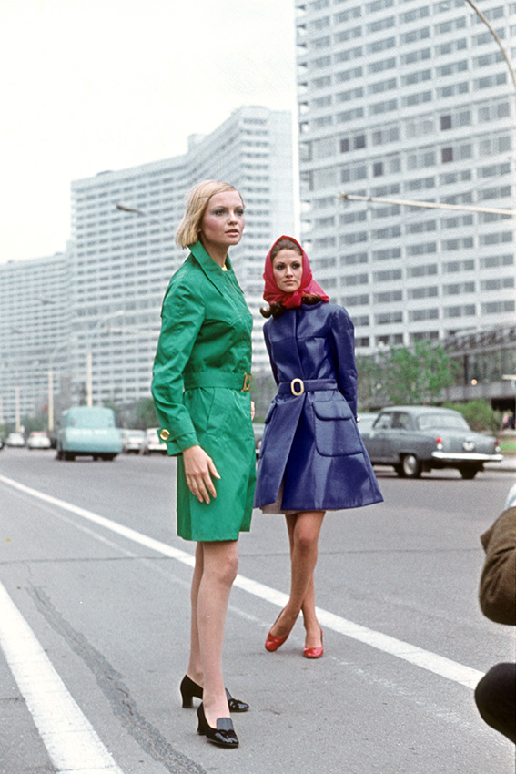 Манекенщицы демонстрируют новую коллекцию одежды на проспекте Калинина. 1969 год