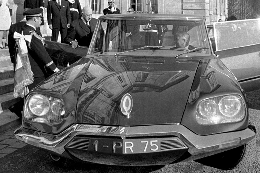 Citroen DS был презентован на Парижском автосалоне 1955 года. Машина с эффектной хромированной обшивкой и и прорывной для своего времени гидропневматической подвеской понравилась потребителям&nbsp;и скоро стала одной из самых популярных французских машин бизнес-класса. За 20 лет производства было продано почти 1,5 млн образцов Citroen DS. Несмотря на то&nbsp;что на парижских улицах такая машина не была редкостью, президент Франции Шарль де Голль использовал ее и на парадах, и во время официальных визитов в другие страны.

В 1962 году боевики ультраправой террористической группировки OAS (Organisation de l&#39;arm&eacute;e secr&egrave;te&nbsp;&mdash; Секретная вооруженная организация.&nbsp;&mdash; РБК) совершили покушение на де Голля, отомстив таким образом за предоставление независимости Алжиру. Двенадцать боевиков открыли огонь по кортежу президента, когда тот вместе с супругой следовал из Парижа в аэропорт Орли. Были убиты два полицейских мотоциклиста, охранявших кортеж, а у президентской машины были разбиты все стекла и повреждено одно колесо. Но ни де Голль, ни его жена не пострадали. Благодаря отлаженной гидравлике, водитель президентского Citroen смог выехать из-под обстрела на трех колесах и со всеми простреленными шинам
