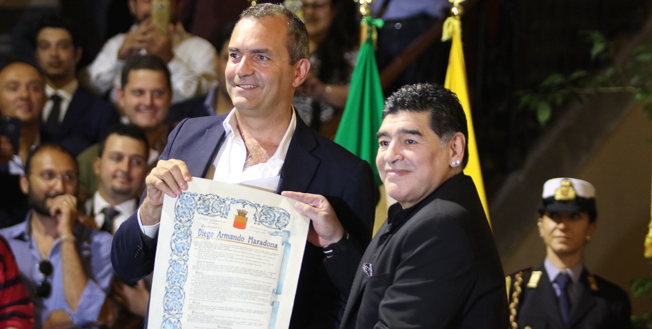 Луиджи Де Маджистрис (слева) вручает Марадоне грамоту о присвоении ему звания почетного гражданина Неаполя в 2017 году