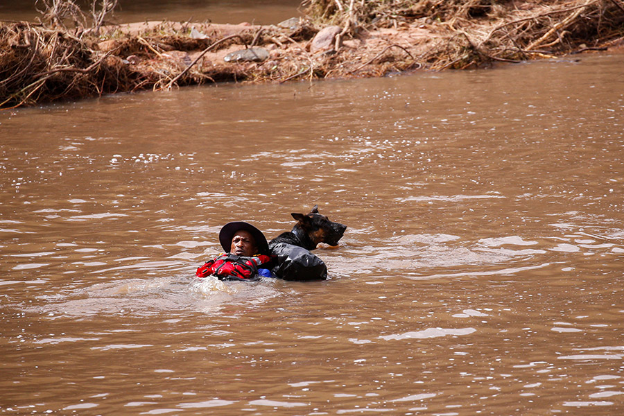 На фото:  поисково-спасательная группа ищет тела погибших в городе Умбумбулу, муниципалитет Этеквини в провинции Квазулу-Натал в Южной Африке, 18 апреля.

Почти неделю в провинции шли ливневые дожди, повлекшие за собой оползни и наводнение. Премьер провинции Сихле Зикалала 17 апреля заявил, что число погибших в результате наводнения составило 443 человека, еще 63 человека числились пропавшими без вести