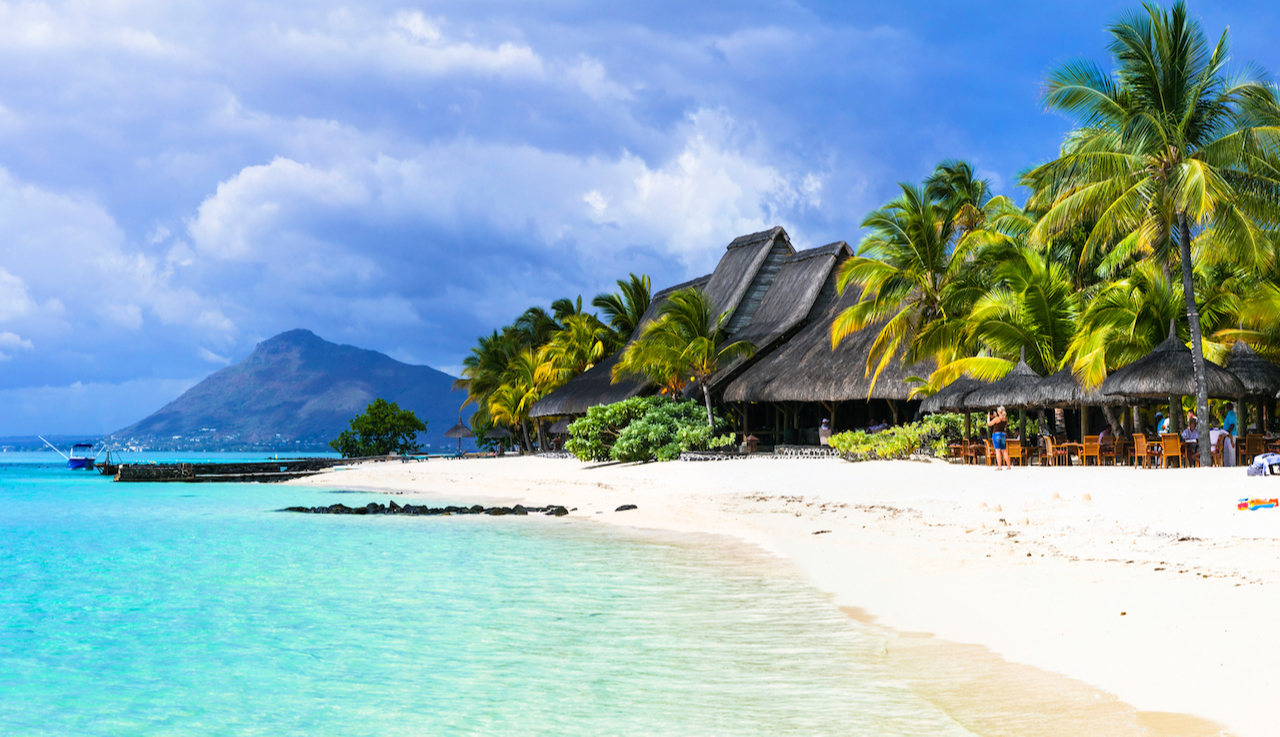 В рамках программы ВНЖ на Маврикии можно купить недвижимость в одобренных правительством проектах. Как правило, в программе участвуют курортные комплексы класса люкс.&nbsp;Минимальная сумма инвестиций в недвижимость&nbsp;&mdash; $375 тыс.
&nbsp;