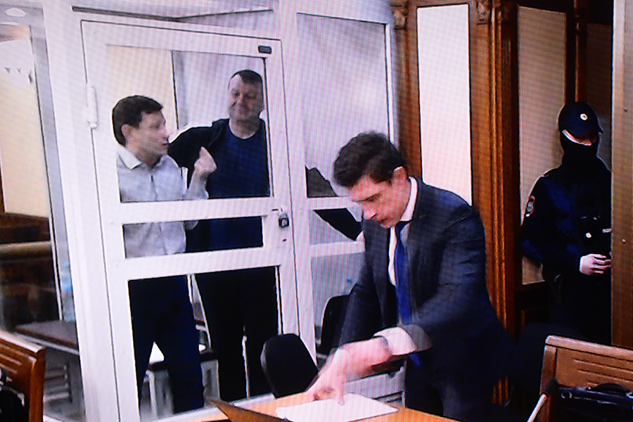 Слева направо: Сергей Фургал и еще один фигурант дела Андрей Карепов в Московском областном суде 25 января 2023 года