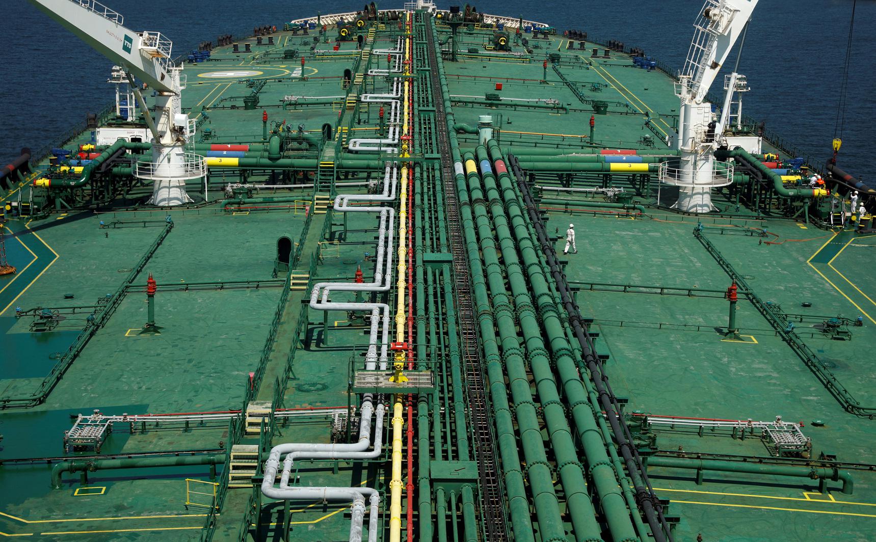 Трубопроводы на палубе танкера в Сингапуре