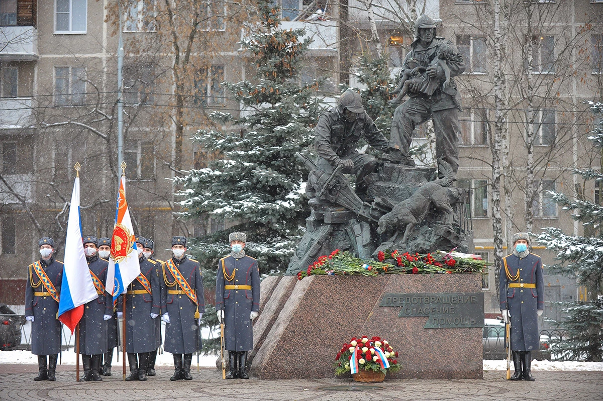 Памятник пожарным и спасателям в Москве