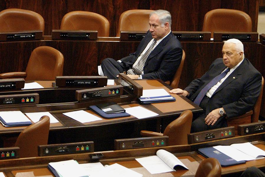 Биньямин Нетаньяху и Ариэль Шарон на сессии израильского парламента 27 февраля 2003 года в Иерусалиме