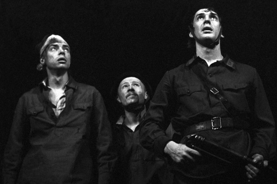 Николай Шушарин, Виктор Проскурин и Александр Абдулов в спектакле «В списках не значился», 1975 год