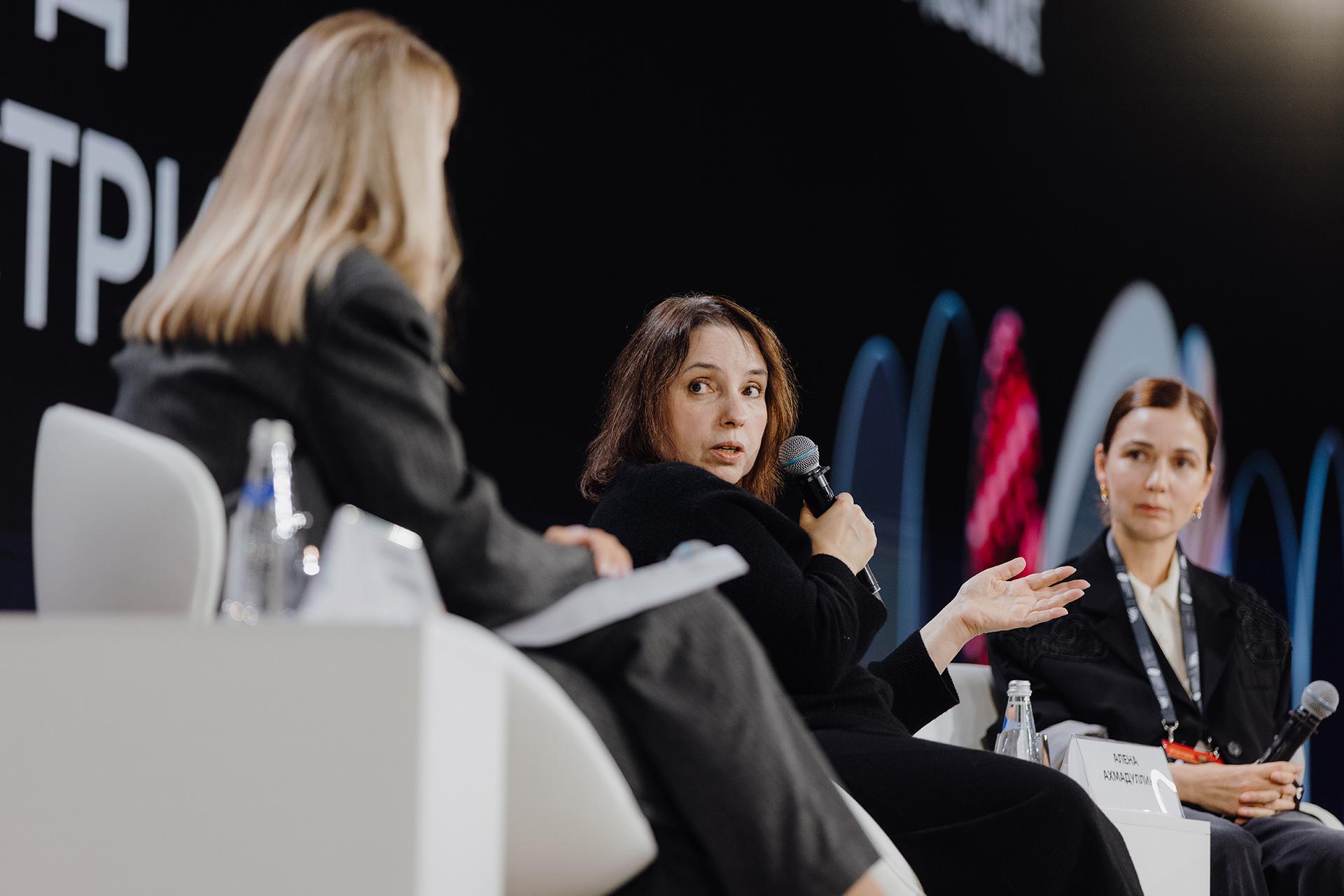 Ольга Михайловская и Алена Ахмадуллина на сессии «Поиск локальной идентичности — определяющий тренд в современной российской моде» в рамках Российской креативной недели