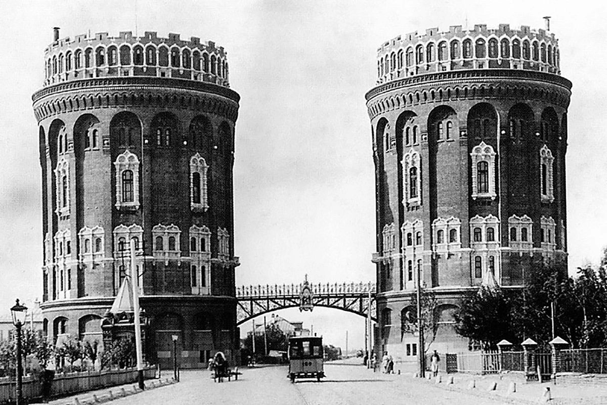 Крестовские водонапорные башни, 1900-е года