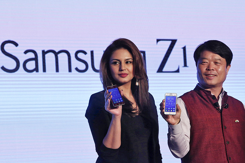 Tizen



Когда-то у Samsung была собственная операционная система для смартфонов Bada, и три года назад она работала на каждом десятом проданном в России смартфоне. Samsung этот проект закрыла, и взамен выпустила свою Linux-систему Tizen. Продажи первых Tizen-смартфонов стартовали в Индии в январе 2015 года, модель Samsung Z1 стоит $100. Представители Samsung рассказали РБК, что в России Tizen-смартфоны будут доступны только корпоративным пользователям.
