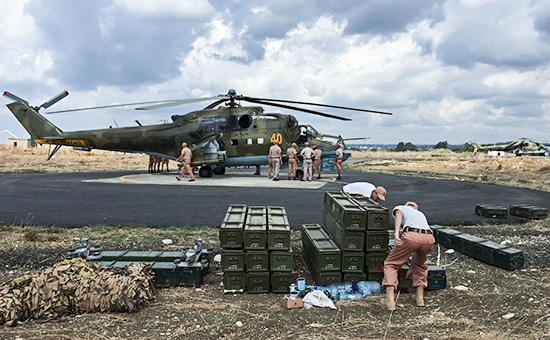 Технический персонал у российского ударного вертолета Ми-24 на&nbsp;аэродроме Хмеймим&nbsp;в&nbsp;Сирии