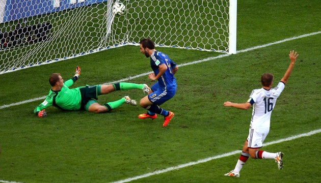 Форвард "Реала" Гонсало Игуаин забил гол в ворота Мануэля Нойера, но его отменили - был офсайд.