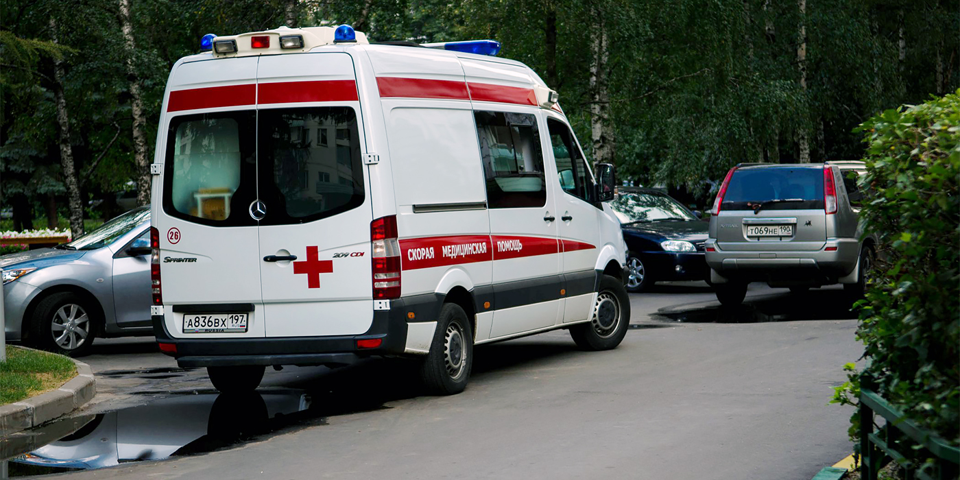 Пожарным и «скорой помощи» хотят разрешить таранить машины во дворах