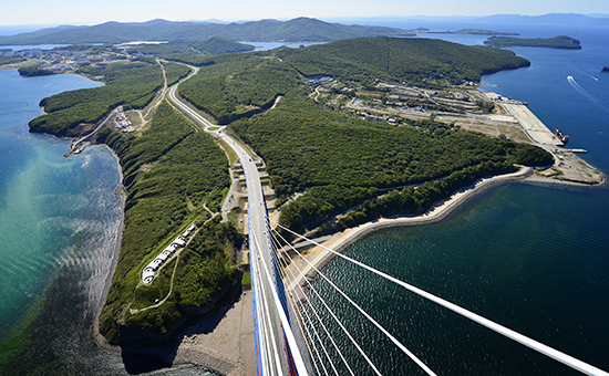 Вид с пилона вантового моста через пролив Босфор Восточный на остров Русский



