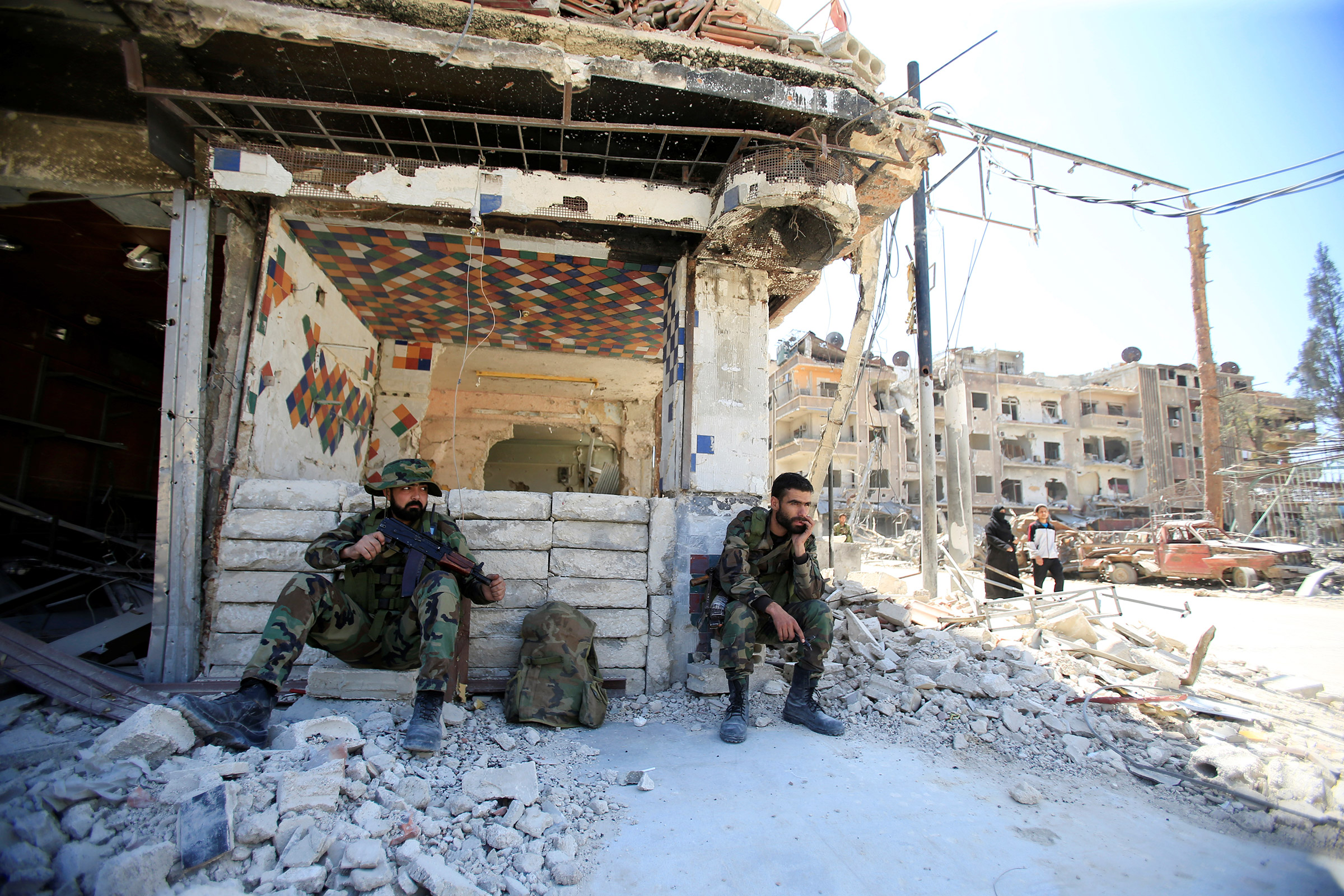Целями ударов были центр по разработке химического оружия под Дамаском, командный пункт и склады в районе Хомса.
