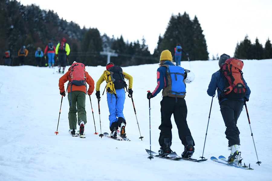 Туристы на горнолыжном курорте Гармиш-Партенкирхен в Германии. В стране такие курорты официально закрыты, любители спорта направляются на склоны самостоятельно